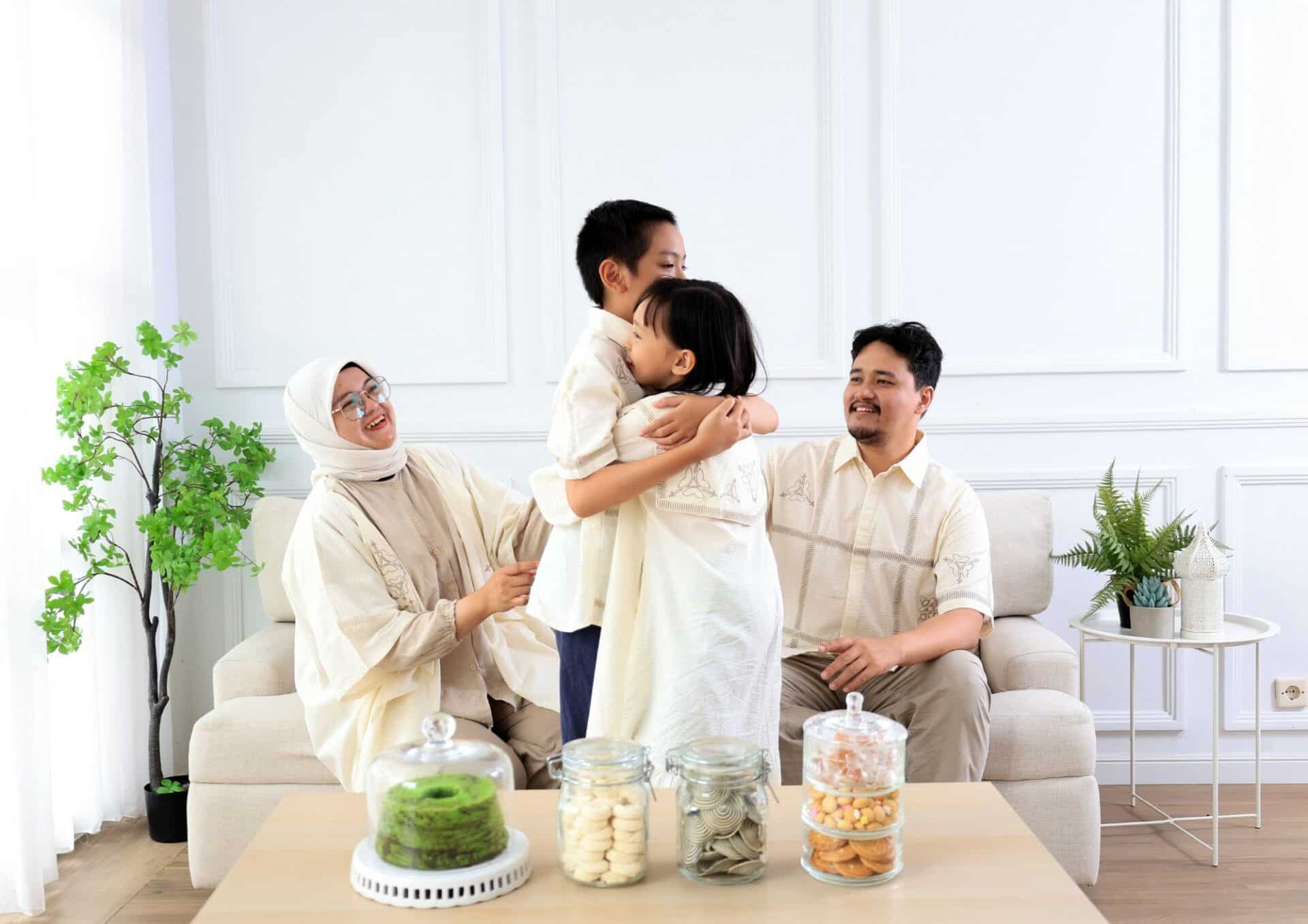 Deux enfants qui jouent ensemble et coopèrent sous le regard bienveillant des parents.