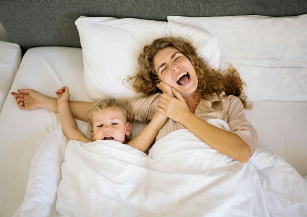 Parents et enfants partageant un moment de complicité.