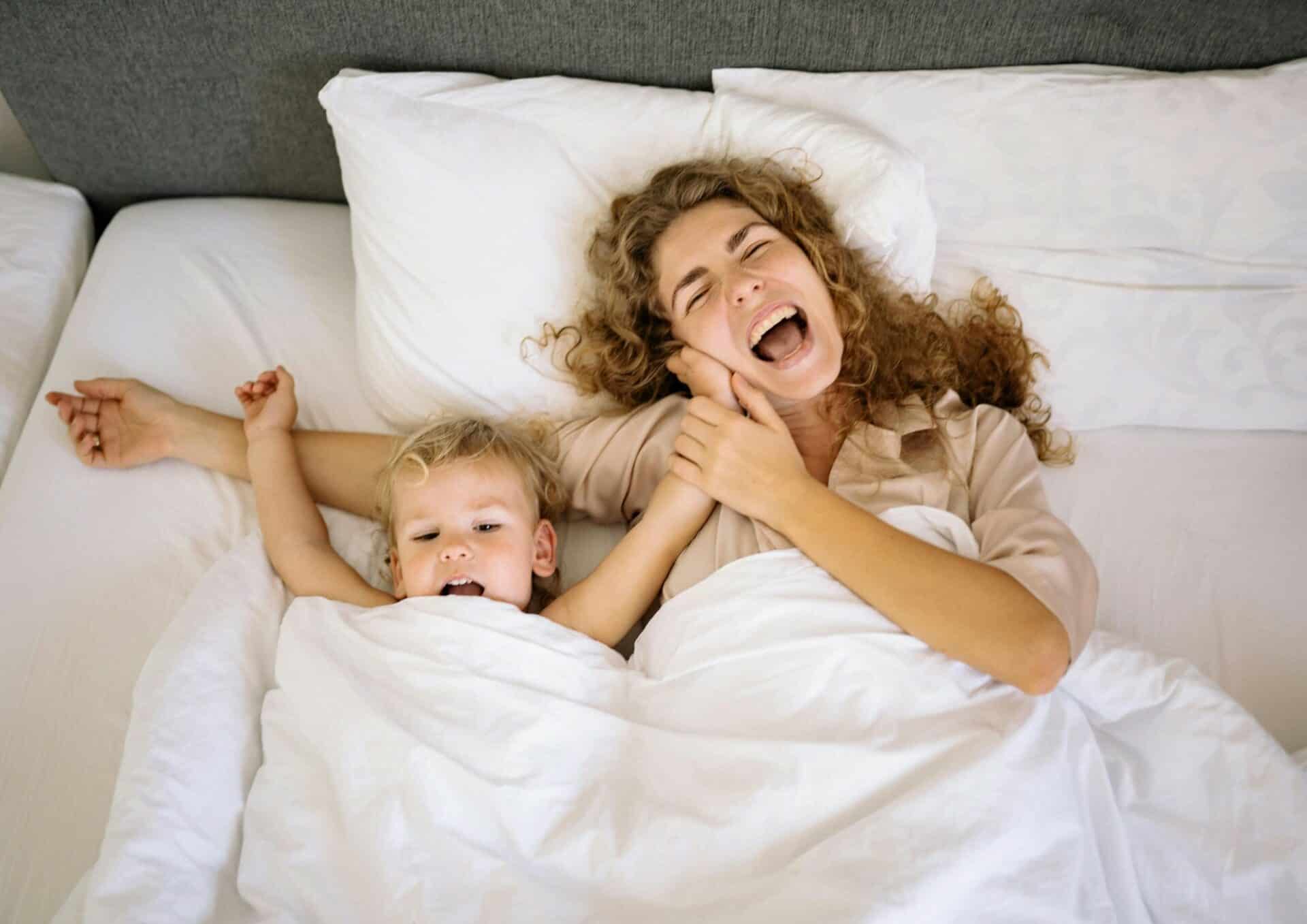 Parents et enfants partageant un moment de complicité.