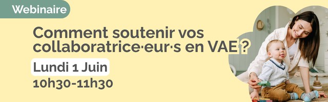 Professionnelle de la petite enfance souriante suivant un webinaire sur son ordinateur pour sa VAE.